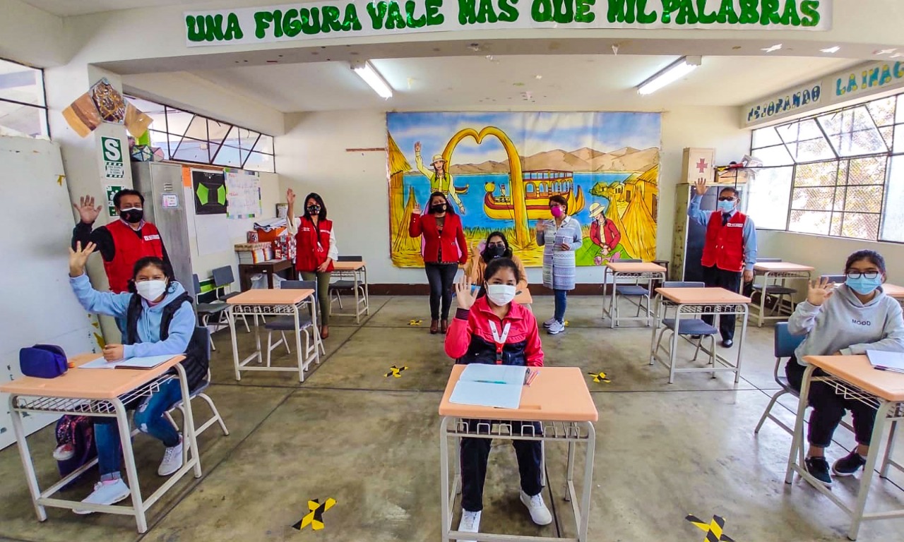 Retornan a la semipresencialidad: “Extrañaba las aulas y a mis estudiantes” – DRELM Retornan a la semipresencialidad: “Extrañaba las aulas y a mis estudiantes” – DRELM